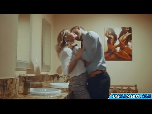 ❤️ Том биетэй шаргал үст таныг нийтийн бие засах газар уруу татах үед Зовох видео манайд ❌❤